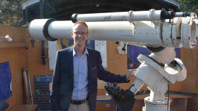 Paul Hombach vor Coudé-Refraktor